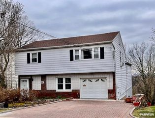 661 Clinton Place, Ridgefield, NJ 07657