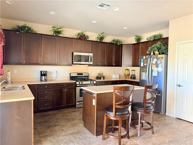 19422 Royal Oaks, Apple Valley, CA 92308