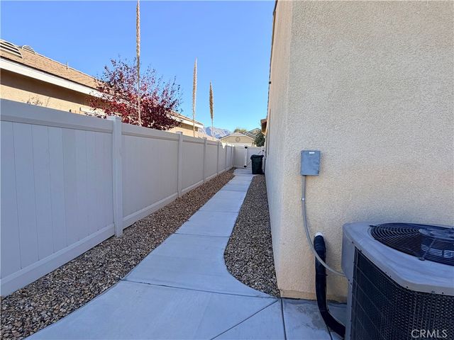 19422 Royal Oaks, Apple Valley, CA 92308