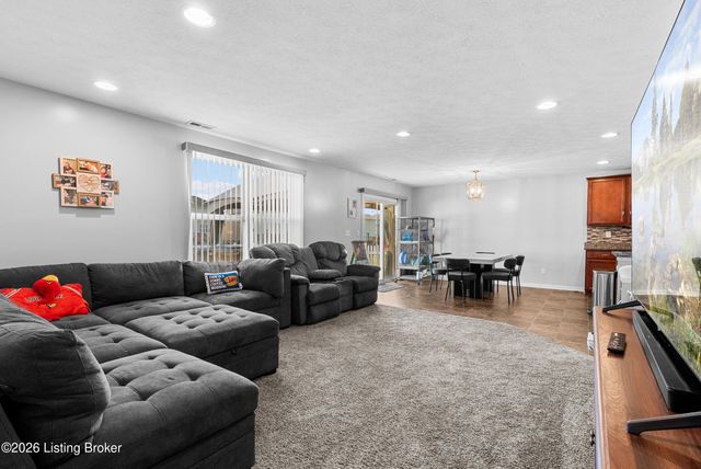 11723 Trottingham Cir, Louisville, KY 40299