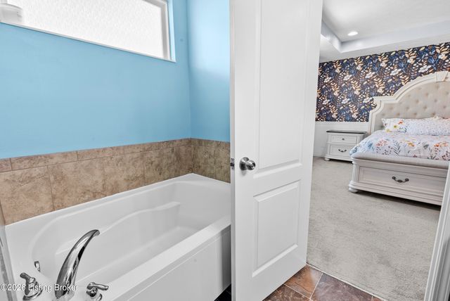 11723 Trottingham Cir, Louisville, KY 40299