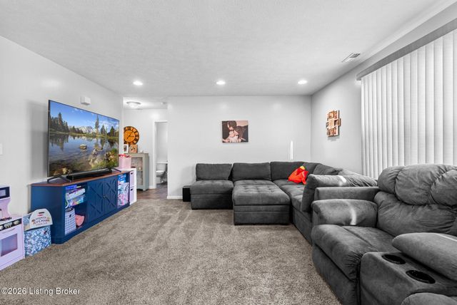 11723 Trottingham Cir, Louisville, KY 40299