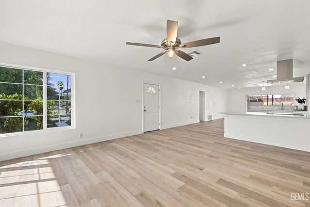 421 Brookhaven Drive, Bakersfield, CA 93304