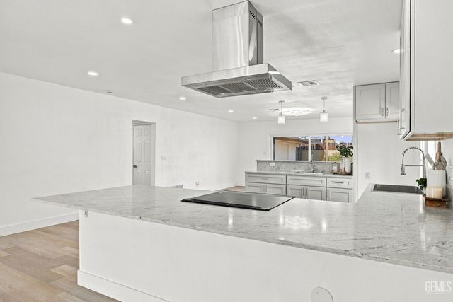 421 Brookhaven Drive, Bakersfield, CA 93304