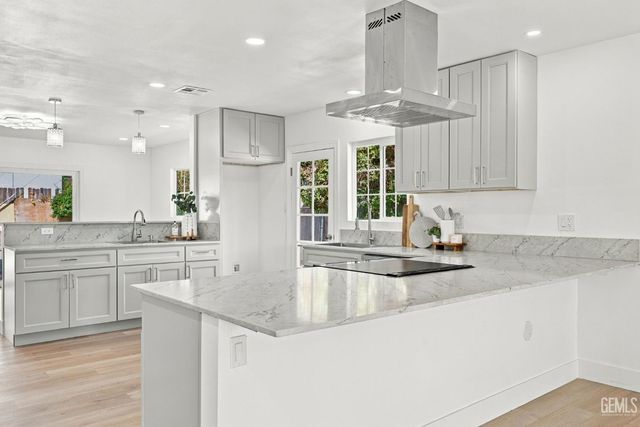 421 Brookhaven Drive, Bakersfield, CA 93304