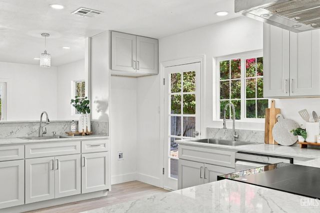 421 Brookhaven Drive, Bakersfield, CA 93304