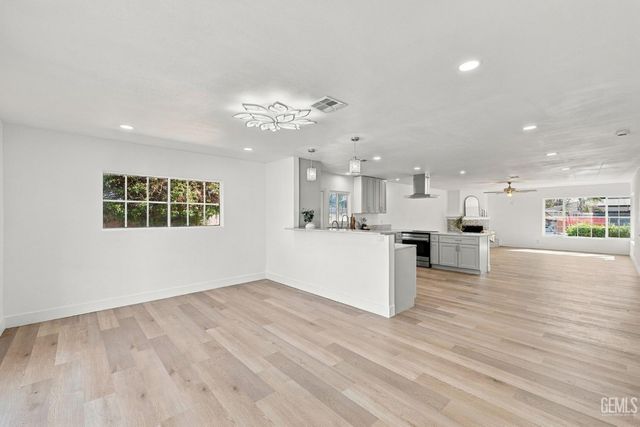 421 Brookhaven Drive, Bakersfield, CA 93304
