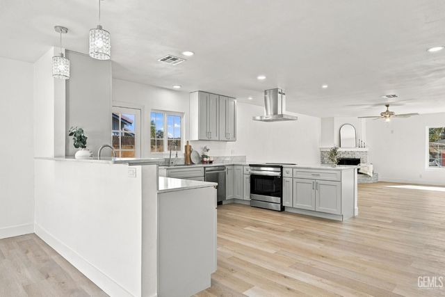 421 Brookhaven Drive, Bakersfield, CA 93304