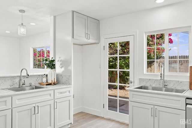 421 Brookhaven Drive, Bakersfield, CA 93304