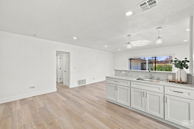 421 Brookhaven Drive, Bakersfield, CA 93304