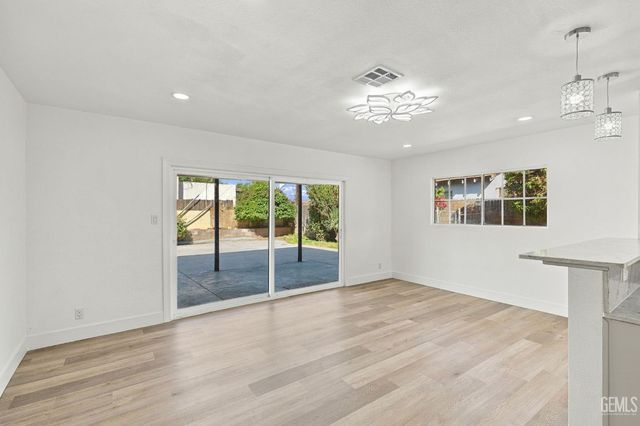 421 Brookhaven Drive, Bakersfield, CA 93304