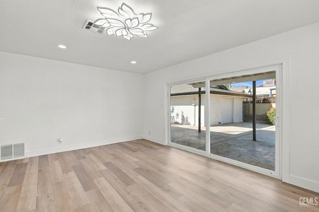 421 Brookhaven Drive, Bakersfield, CA 93304