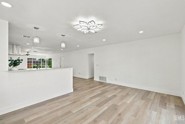 421 Brookhaven Drive, Bakersfield, CA 93304