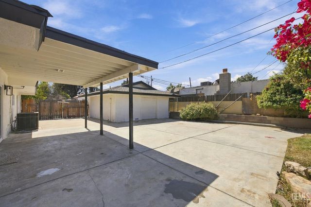 421 Brookhaven Drive, Bakersfield, CA 93304