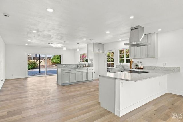 421 Brookhaven Drive, Bakersfield, CA 93304