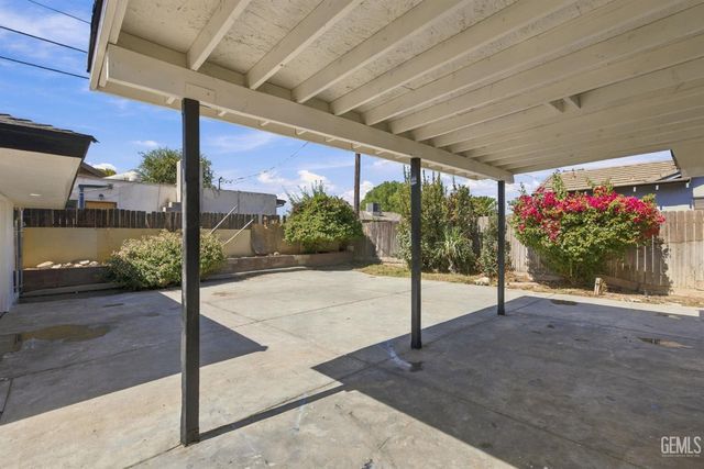 421 Brookhaven Drive, Bakersfield, CA 93304