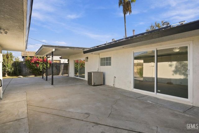 421 Brookhaven Drive, Bakersfield, CA 93304