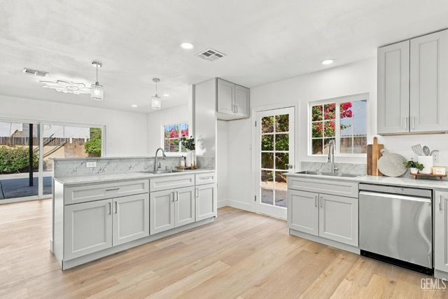 421 Brookhaven Drive, Bakersfield, CA 93304