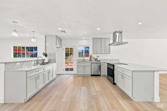 421 Brookhaven Drive, Bakersfield, CA 93304