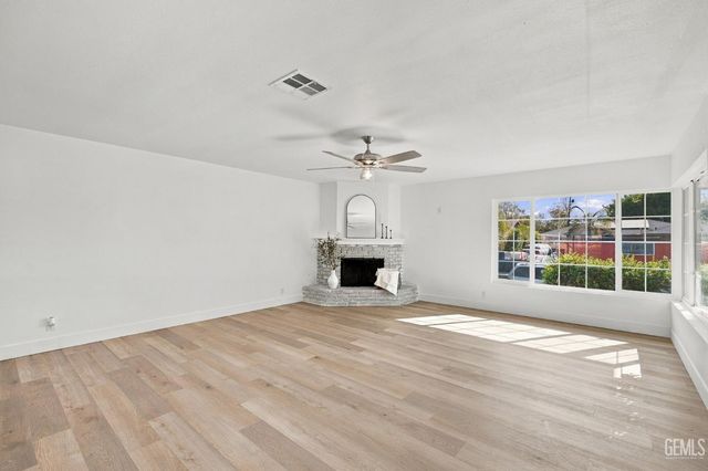421 Brookhaven Drive, Bakersfield, CA 93304
