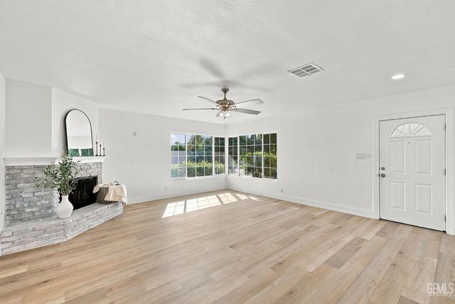 421 Brookhaven Drive, Bakersfield, CA 93304