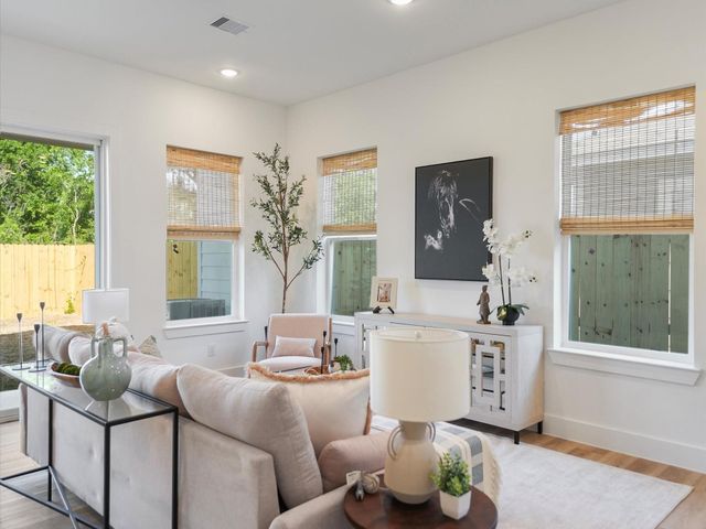 1911 Dewalt St, Houston, TX 77088