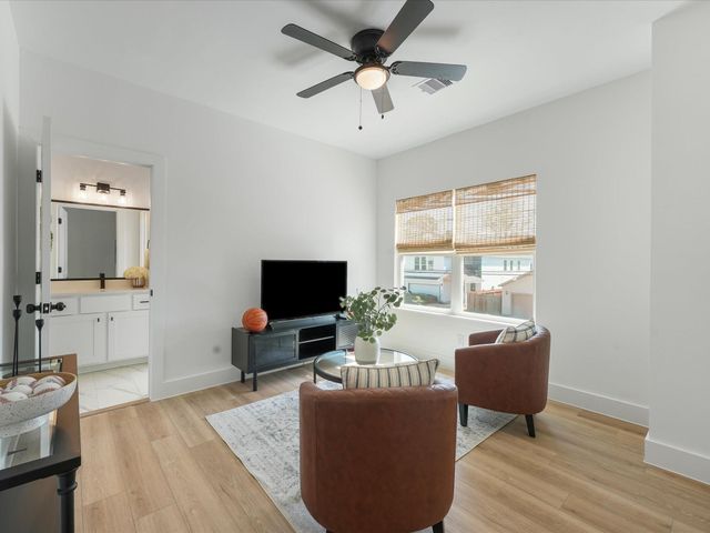 1911 Dewalt St, Houston, TX 77088