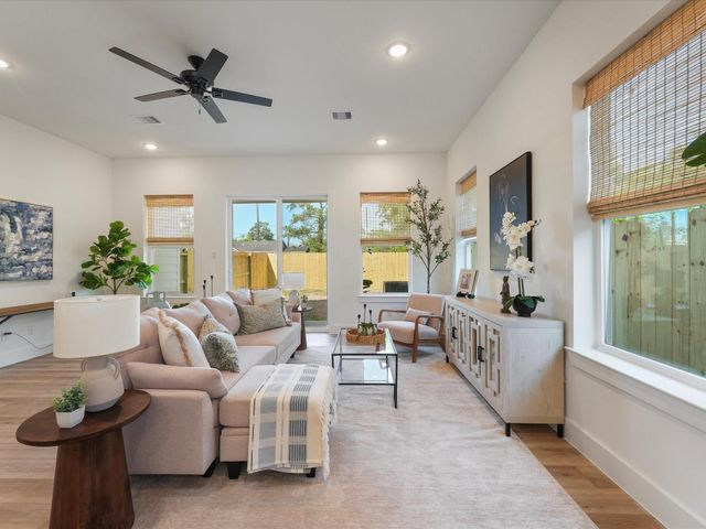 1911 Dewalt St, Houston, TX 77088