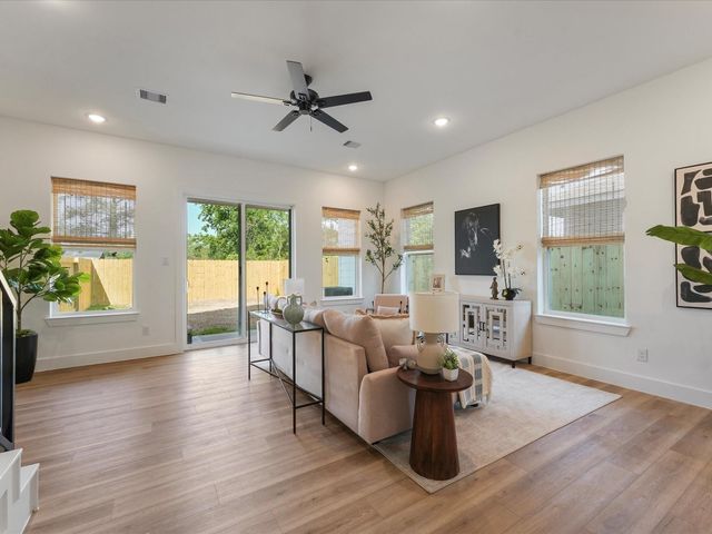 1911 Dewalt St, Houston, TX 77088