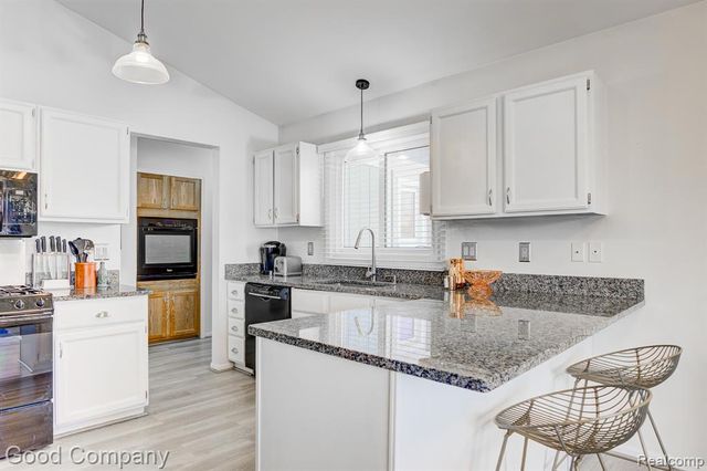 9526 Montgold Avenue, White Lake, MI 48386