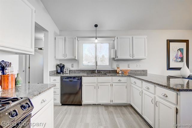 9526 Montgold Avenue, White Lake, MI 48386