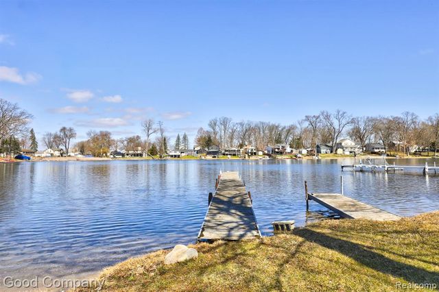 9526 Montgold Avenue, White Lake, MI 48386