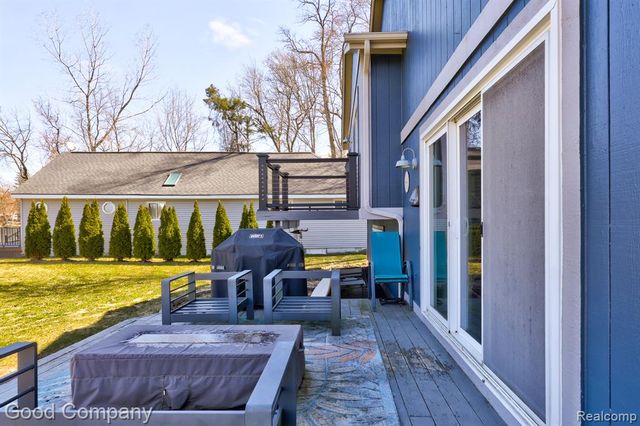 9526 Montgold Avenue, White Lake, MI 48386