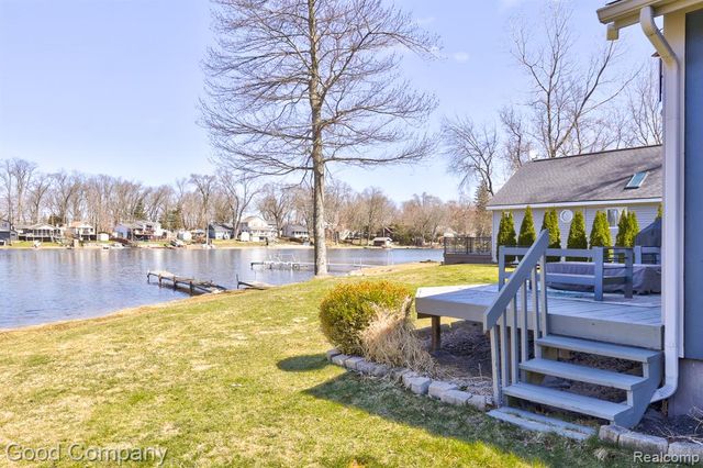 9526 Montgold Avenue, White Lake, MI 48386