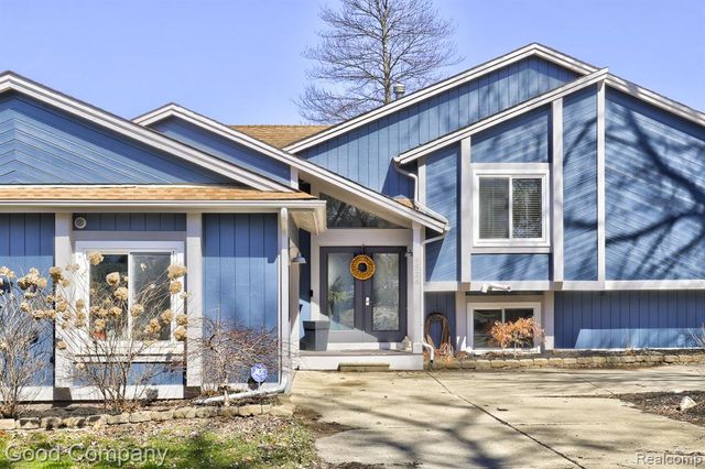 9526 Montgold Avenue, White Lake, MI 48386