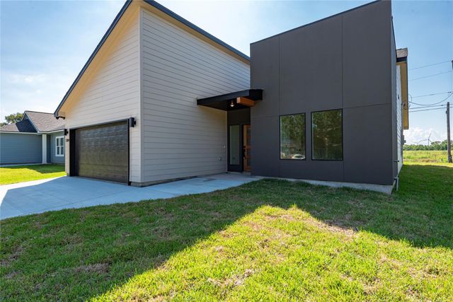 1304 Sailfish Dr, Bay City, TX 77414