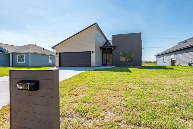 1304 Sailfish Dr, Bay City, TX 77414