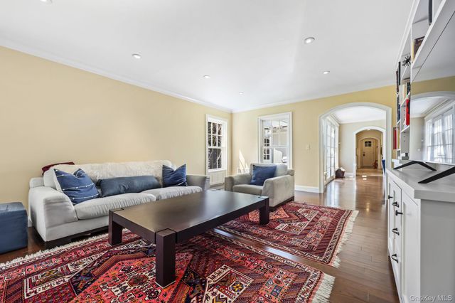 12 Woodland Avenue, Bronxville, NY 10708