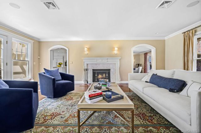 12 Woodland Avenue, Bronxville, NY 10708