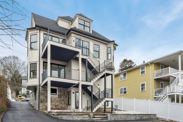 142 Metropolitan U:1, Boston, MA 02131