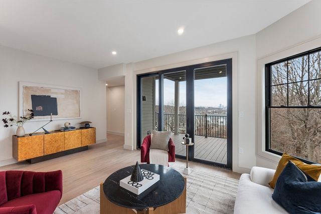 142 Metropolitan U:1, Boston, MA 02131