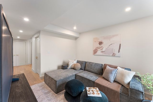 142 Metropolitan U:1, Boston, MA 02131