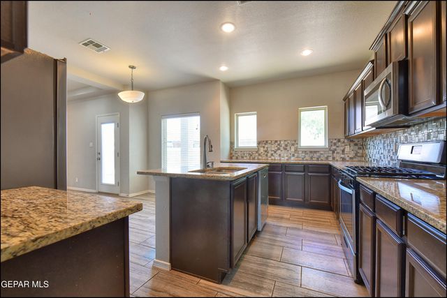 533 GINGER FRANCIS Lane, El Paso, TX 79938