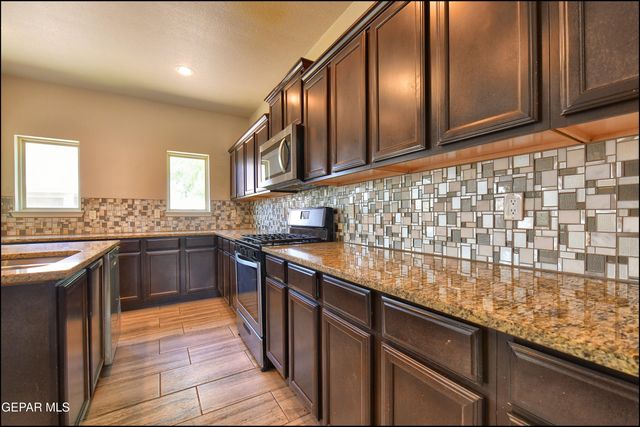 533 GINGER FRANCIS Lane, El Paso, TX 79938