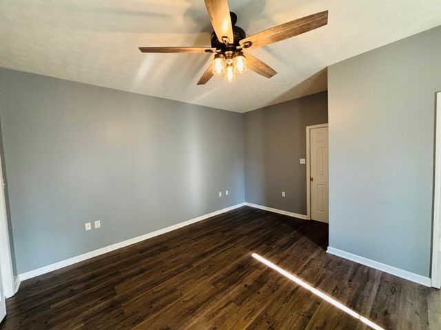 3879 E KY-80, Russell Springs, KY 42642