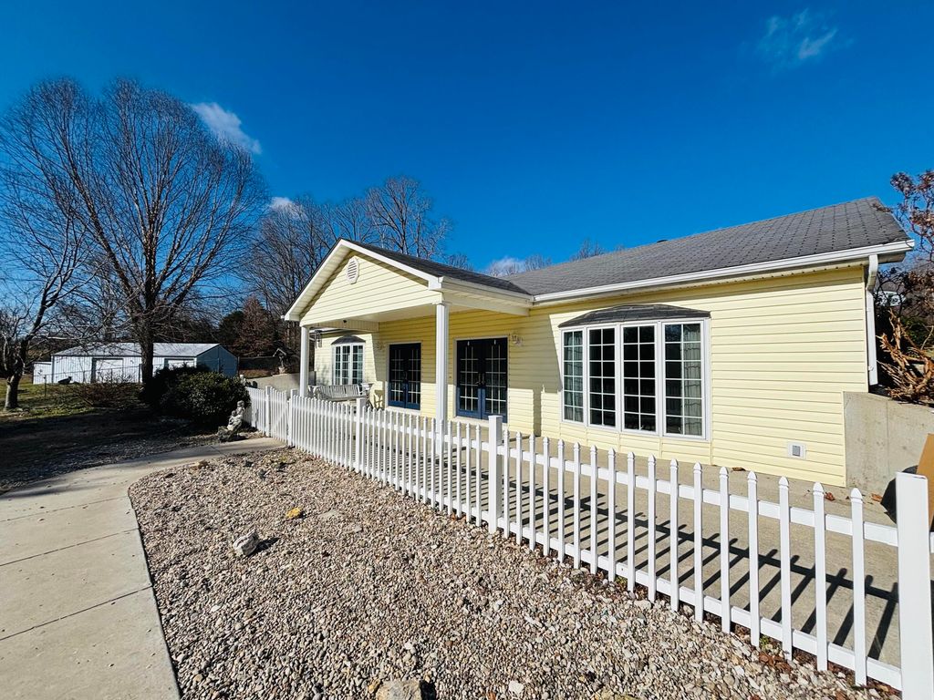 3879 E KY-80, Russell Springs, KY 42642