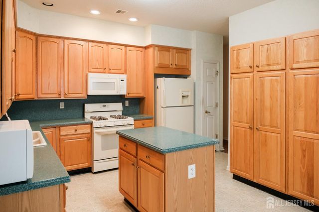40 Sherwood Drive, Monroe, NJ 08831