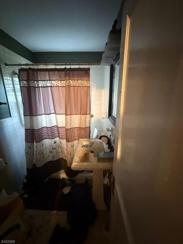 89 Old Clinton Rd, Raritan Twp., NJ 08822