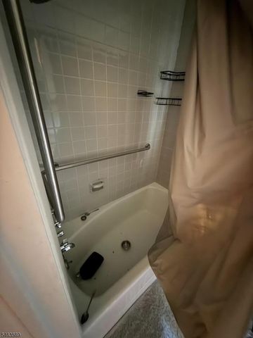 89 Old Clinton Rd, Raritan Twp., NJ 08822
