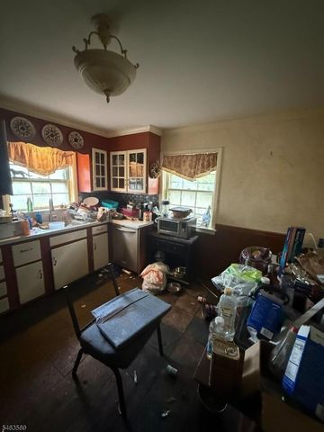 89 Old Clinton Rd, Raritan Twp., NJ 08822